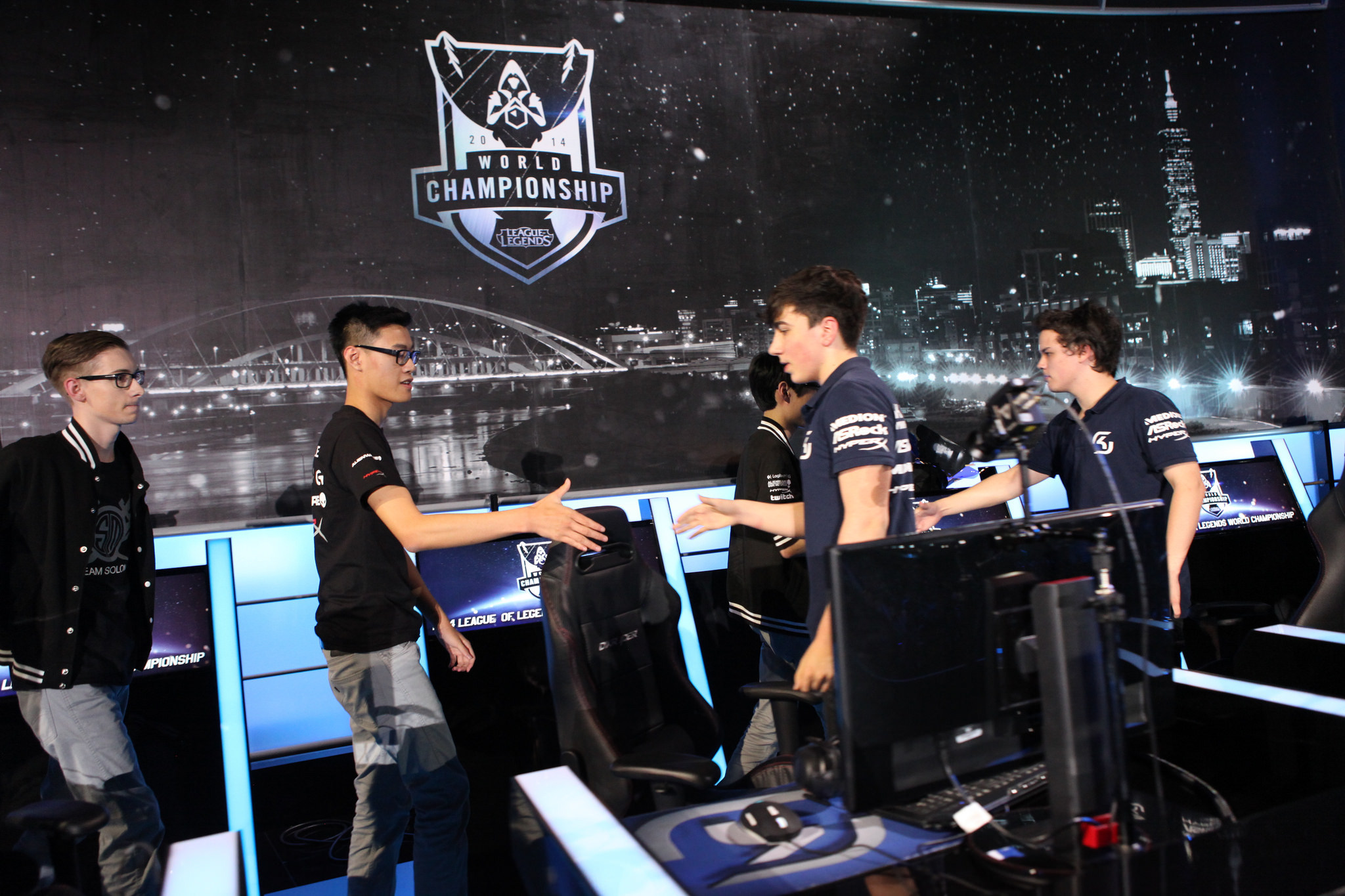 S15英雄联盟全球总决赛：T1战队惊天逆转TES赛点，团队配合战术调整与中野联动地图资源成关键-电竞牛官网